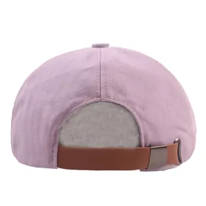 Vista trasera de boina de sarga color lila con correa ajustable de cuero marrón