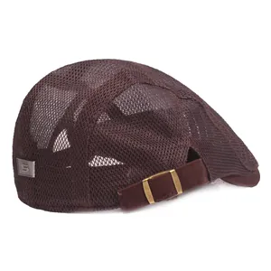 Détail d'une casquette en maille marron foncé avec sangle réglable et boucle en métal