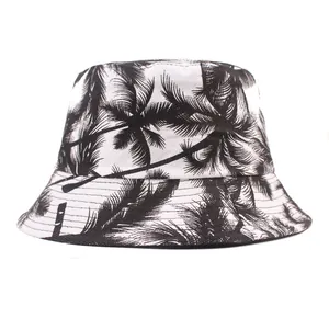 Détail de l'imprimé palmier tropical et texture toile sur un chapeau de soleil noir et blanc