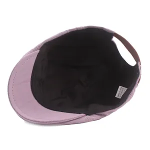 Gorra de vendedor de periódicos morada con forro negro y correa de cuero ajustable