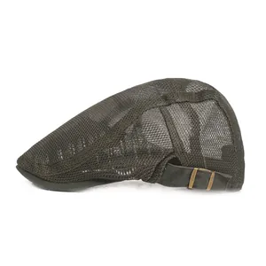 Détail du tissu en maille respirante et boucle réglable sur cette casquette plate verte