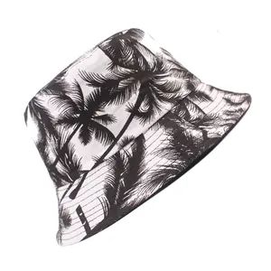 Vue détaillée d'un chapeau de soleil respirant avec imprimés de palmiers tropicaux noir et blanc