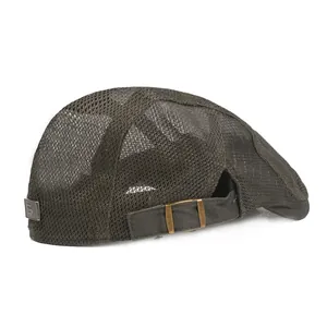 Détail du béret en maille vert armée montrant la texture respirante et la boucle en métal