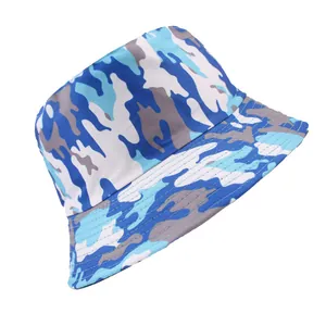 Détail du bob camouflage bleu avec coutures renforcées sur le bord court du chapeau