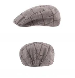 Détail des coutures et du motif à carreaux gris sur un béret respirant pour hommes