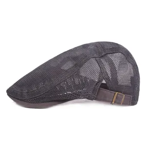 Détail de la casquette barette en maille gris foncé avec boucle de réglage métallique