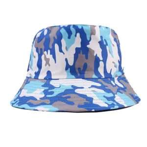 Détail du chapeau bob camouflage bleu montrant les coutures renforcées sur le bord