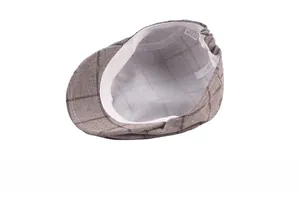 Détail de l'intérieur du béret à carreaux montrant la doublure en coton et l'étiquette