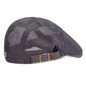 Vue détaillée du tissu en maille respirante et de la boucle métallique réglable sur la casquette