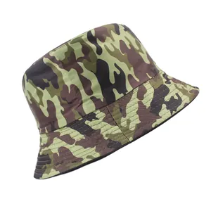 Détail des coutures renforcées sur le bord d'un chapeau de soleil camouflage extérieur