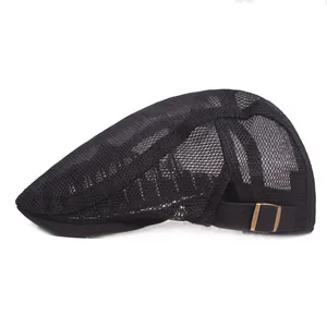 Détail du béret en maille noire respirante avec boucle en métal bronze réglable