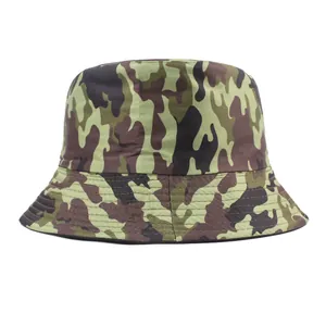 Vue détaillée du chapeau bob camouflage avec tissu en sergé robuste et motif de plein air