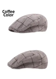 Détail d'une casquette plate marron café avec un motif à carreaux respirant