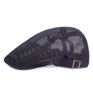 Détail du tissu en maille bleu marine et boucle réglable sur cette casquette d'été