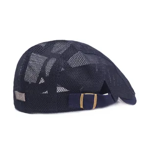Détail de la boucle en métal réglable et du tissu mesh respirant sur la casquette bleue