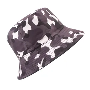 Détail d'un bob camouflage avec des coutures renforcées sur le bord étroit du chapeau