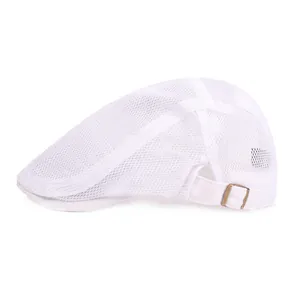 Détail de la casquette plate en maille blanche avec texture respirante et boucle en métal