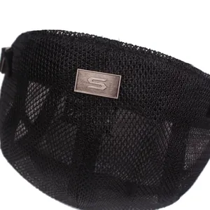 Gros plan sur un chapeau en maille noire avec une plaque métallique argentée logo S