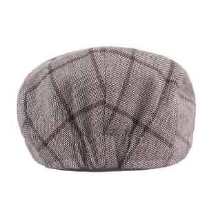 Béret classique à carreaux marron et blanc avec une texture tissée respirante
