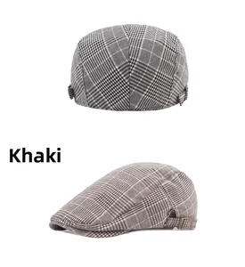 Detail der khakifarbenen Schiebermütze mit Karomuster und verstellbarer Metallschnalle