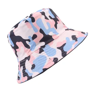 Détail du chapeau bob camouflage rose et bleu montrant la texture de la toile de coton