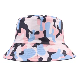 Gros plan du chapeau bob camouflage rose et bleu montrant les détails des coutures du bord