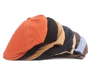Plusieurs coloris de bérets pour hommes en coton avec coutures renforcées sur le bord