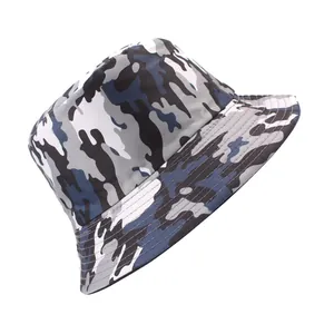 Détail d'un chapeau bob camouflage avec motifs bleu et gris et coutures fines pour soleil