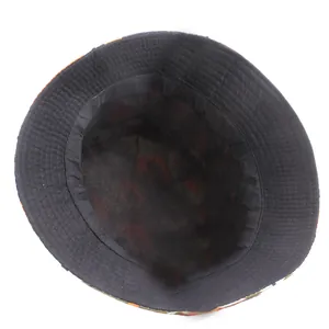 Vue intérieure du chapeau de soleil camouflage avec doublure noire et coutures précises