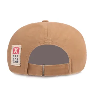 Béret classique en coton marron avec boucle en métal et logo tissé sur l'arrière