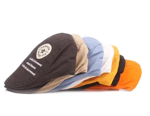 Détail de bérets en coton colorés montrant des broderies d'étoiles vintage et des patchs