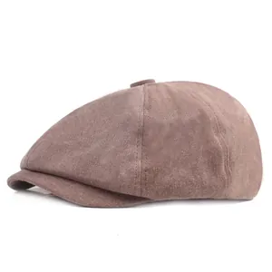 Seitenansicht der klassischen braunen Schirmmütze aus strukturiertem Twill-Gewebe