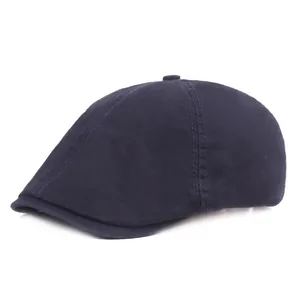 Vue détaillée du tissu en coton bleu foncé du béret avec des coutures précises