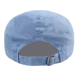 Vue détaillée de l'arrière du béret bleu clair avec boucle métallique de réglage