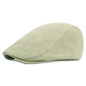 Dettaglio della coppola verde chiaro che mostra la trama del tessuto twill e cuciture