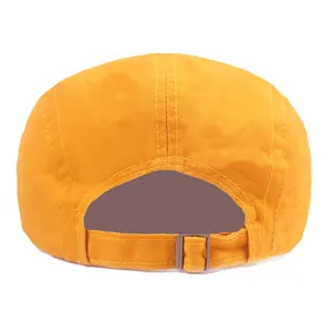 Vue détaillée arrière d'une casquette jaune à 5 panneaux avec boucle en métal réglable