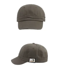 Détail de la casquette de baseball en coton marron café avec visière courte rétro