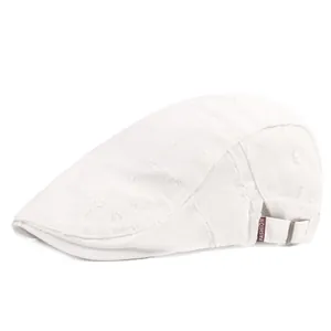 Détail de la casquette plate blanche avec coutures vintage et boucle de réglage en métal