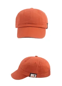 Vue détaillée de la casquette orange en sergé de coton avec écusson point d'interrogation