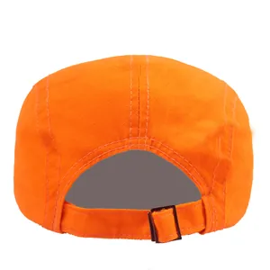 Vue arrière du béret en coton orange avec boucle métallique réglable et sangle en tissu