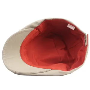 Coppola classica in tela beige con fodera rossa ed etichetta in materiale 100% cotone