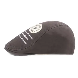 Vue détaillée du béret en coton avec patch GSIOR FASHION et broderie décorative