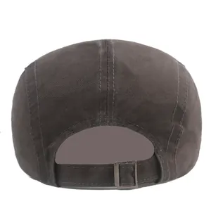 Vue arrière détaillée d'un béret en coton marron foncé avec boucle en métal réglable