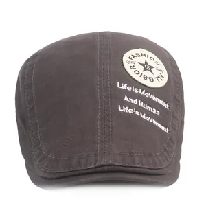 Détail de la casquette plate en coton avec broderie étoile et texte de motivation
