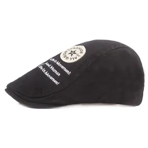Vue latérale du béret noir en coton avec broderie étoile et slogan de mode chic