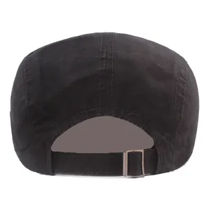 Détail de la boucle métallique réglable et des coutures sur la casquette noire