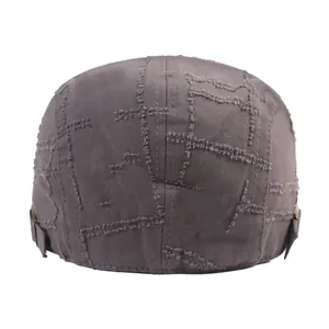 Béret gris foncé vintage au style usé avec détails patchwork et boucle en métal réglable