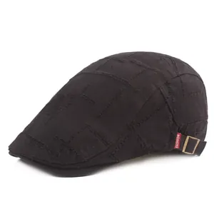 Détail d'un béret noir vieilli avec coutures rétro et étiquette mode rouge distinctive