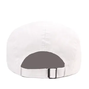 Vue arrière du chapeau camper blanc montrant la sangle réglable et la boucle de fermeture