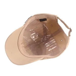 Vue intérieure d'une casquette de baseball beige en coton avec boucle en métal réglable